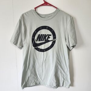 Nike Sportswear T-Shirt Men’s Medium Pale Gray Tee Graphic Logo Short Sleeve